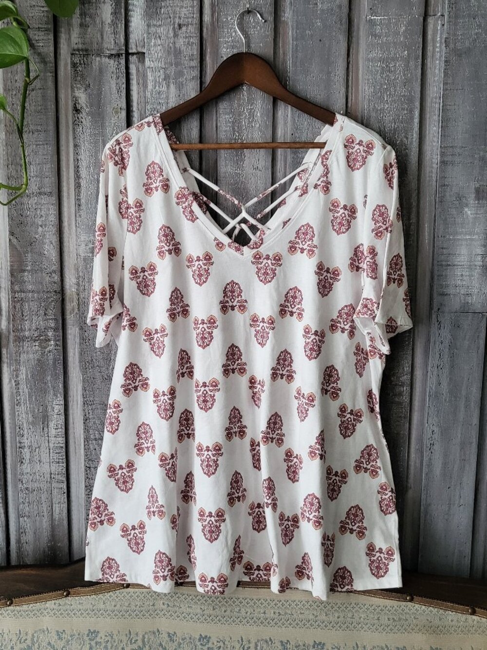 Short Sleeve Lattice Cage V Neck Tee 1X